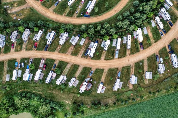 Est-il possible de trouver un camping calme proche du Puy du Fou en haute saison ?